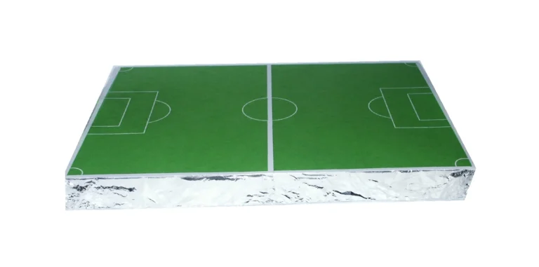 Voetbalveld met voetbal prikkers