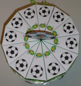 Traktatietaart van papieren taartpunten met voetballen