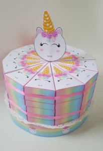 Unicorn traktatie taart uitdelen