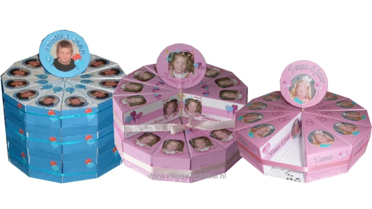 Drie traktatietaarten van taartpunten met een eigen foto: blauw, roze en lichtroze