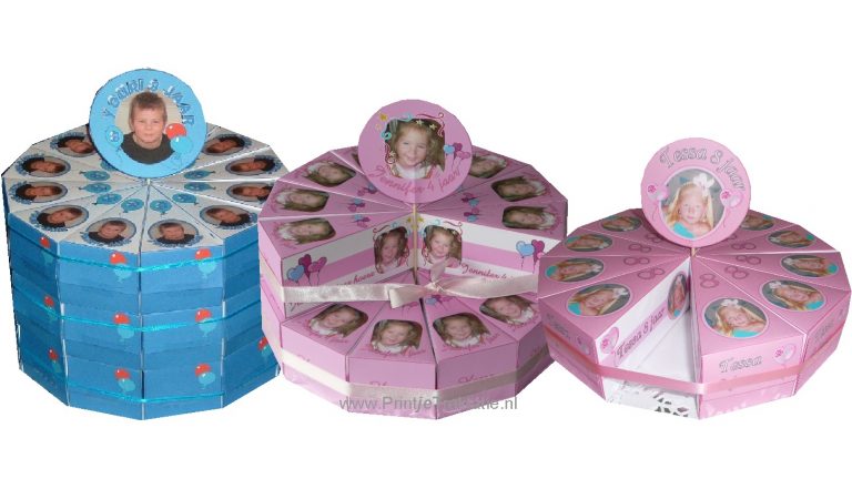 Drie traktatietaarten van taartpunten met een eigen foto: blauw, roze en lichtroze