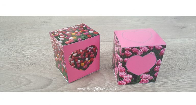 Twee traktatiedoosjes met tulpen en een roze hart